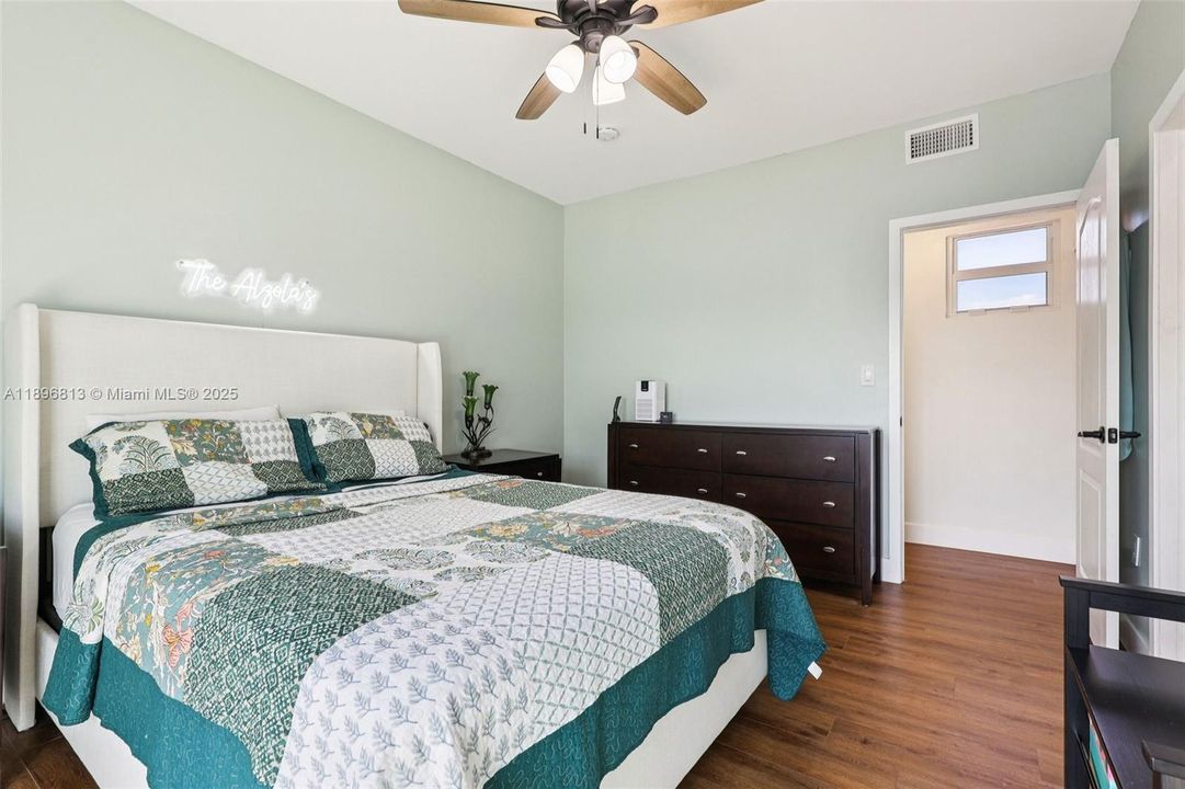 合同活跃: $430,000 (2 贝兹, 2 浴室, 996 平方英尺)