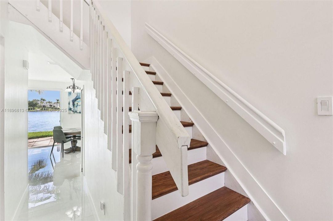 合同活跃: $430,000 (2 贝兹, 2 浴室, 996 平方英尺)