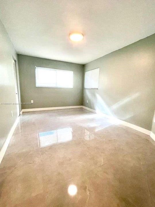 LARGE MASTER BEDROOM