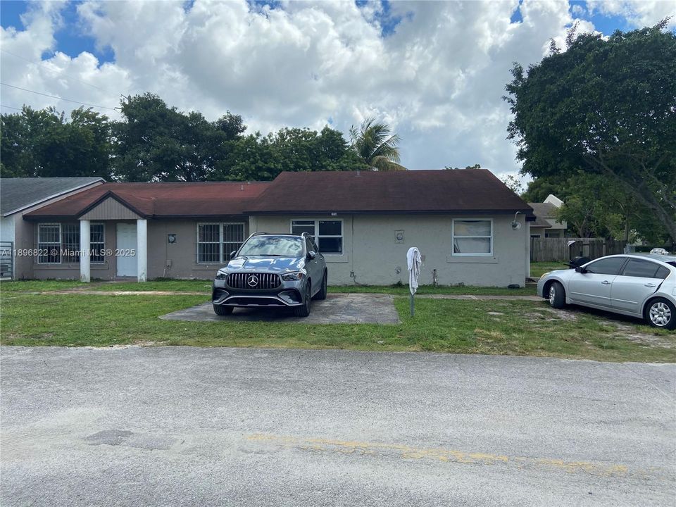 待售: $450,000 (4 贝兹, 2 浴室, 1302 平方英尺)