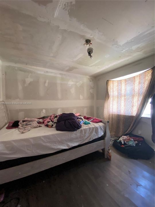 待售: $450,000 (4 贝兹, 2 浴室, 1302 平方英尺)