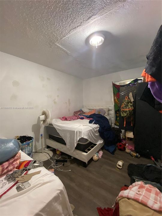 待售: $450,000 (4 贝兹, 2 浴室, 1302 平方英尺)