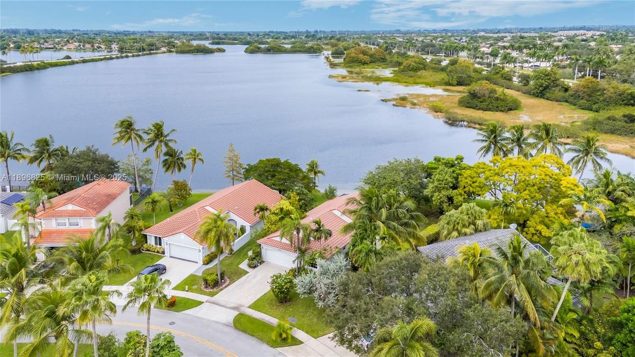 Под контрактом: $699,000 (3 спален, 2 ванн, 1824 Квадратных фут)