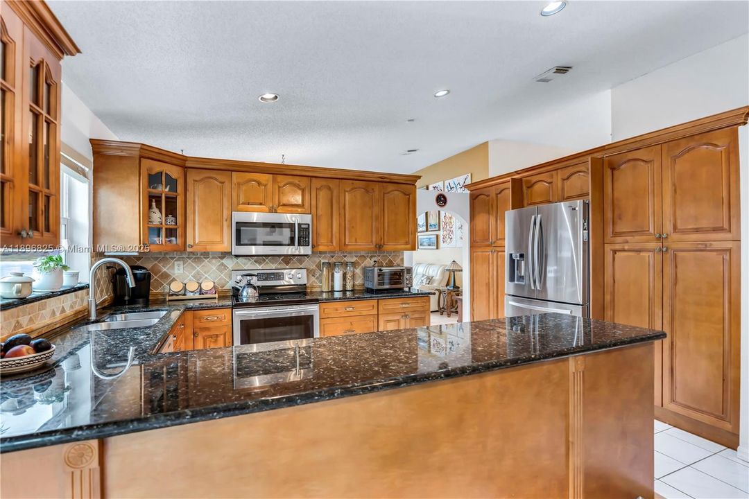 Под контрактом: $699,000 (3 спален, 2 ванн, 1824 Квадратных фут)