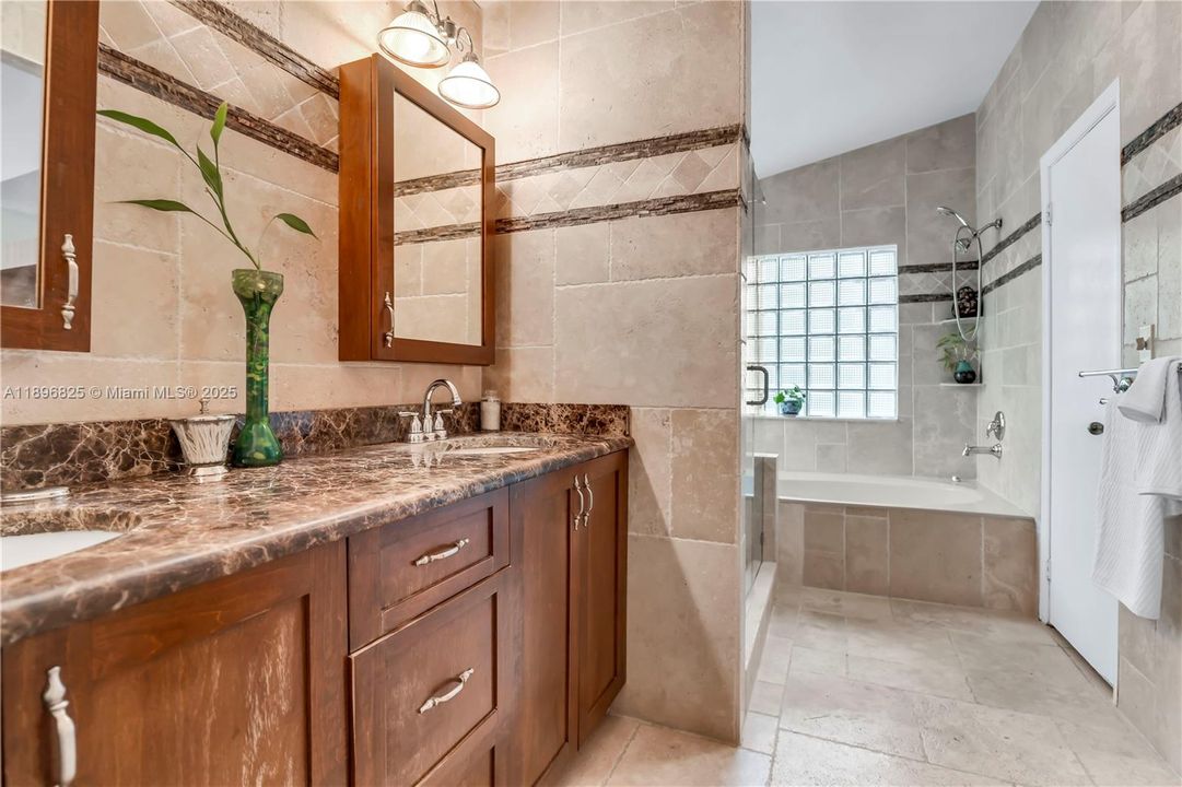 Под контрактом: $699,000 (3 спален, 2 ванн, 1824 Квадратных фут)