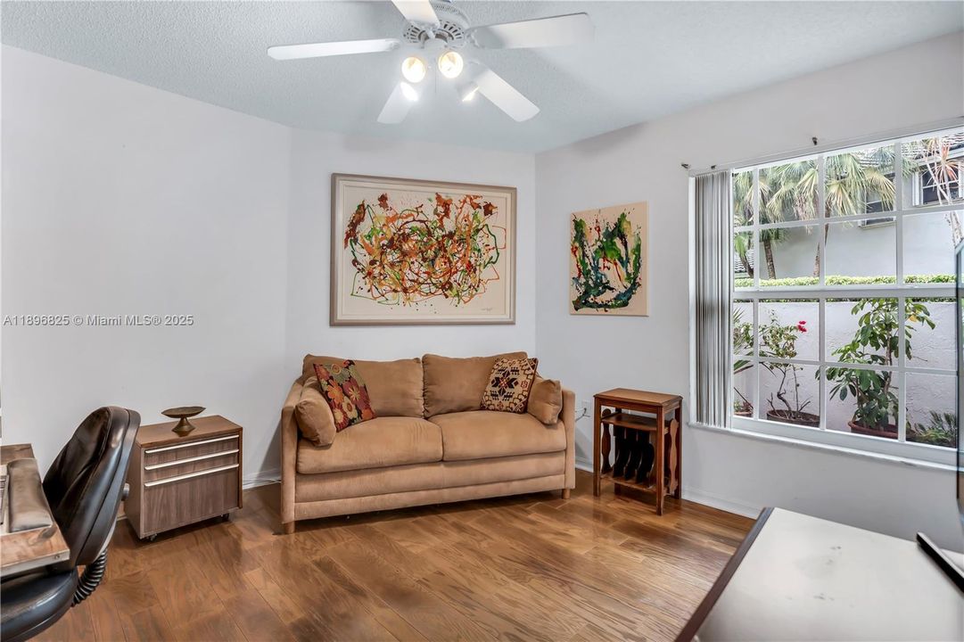 Под контрактом: $699,000 (3 спален, 2 ванн, 1824 Квадратных фут)