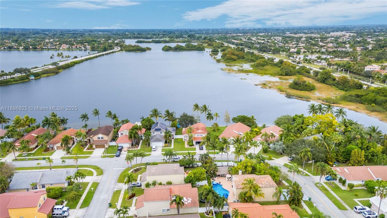 Под контрактом: $699,000 (3 спален, 2 ванн, 1824 Квадратных фут)