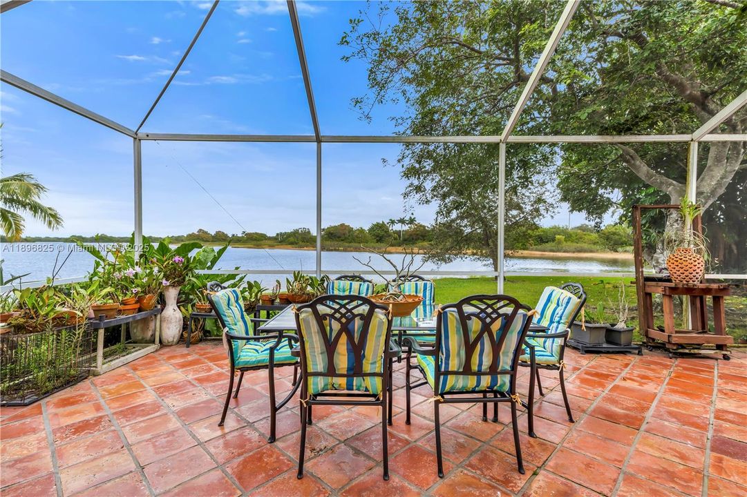 Под контрактом: $699,000 (3 спален, 2 ванн, 1824 Квадратных фут)