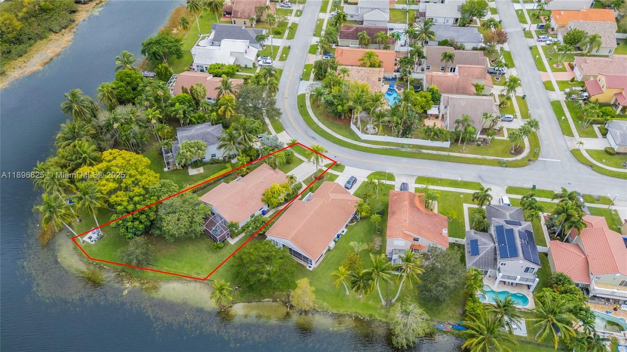 Под контрактом: $699,000 (3 спален, 2 ванн, 1824 Квадратных фут)