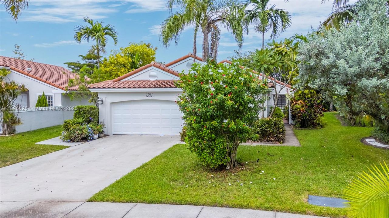 Под контрактом: $699,000 (3 спален, 2 ванн, 1824 Квадратных фут)