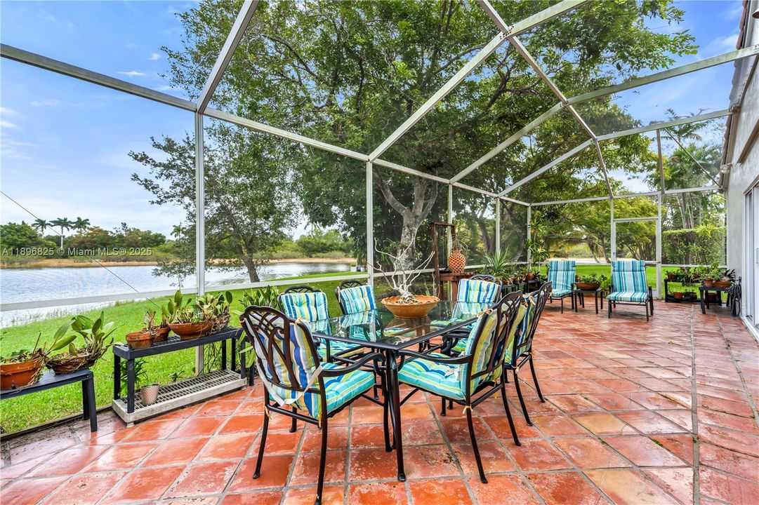 Под контрактом: $699,000 (3 спален, 2 ванн, 1824 Квадратных фут)