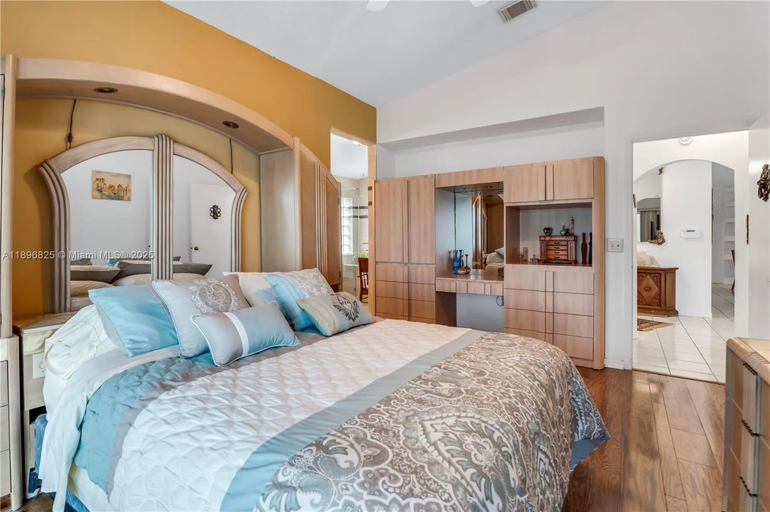 Под контрактом: $699,000 (3 спален, 2 ванн, 1824 Квадратных фут)