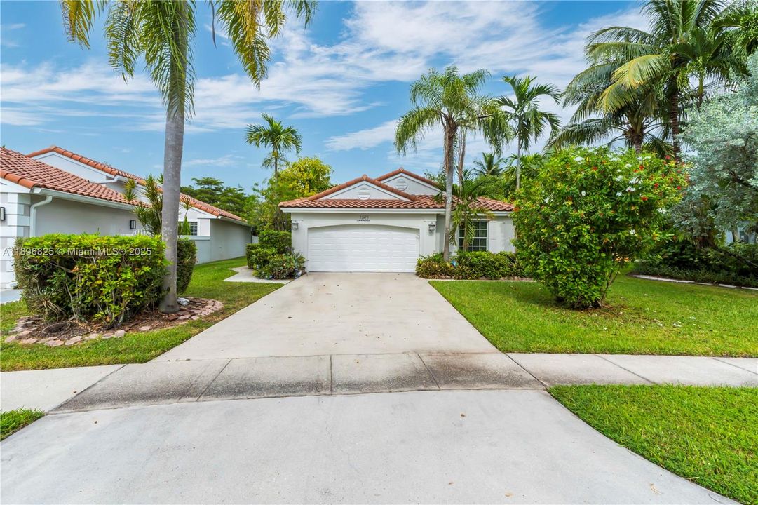 Под контрактом: $699,000 (3 спален, 2 ванн, 1824 Квадратных фут)