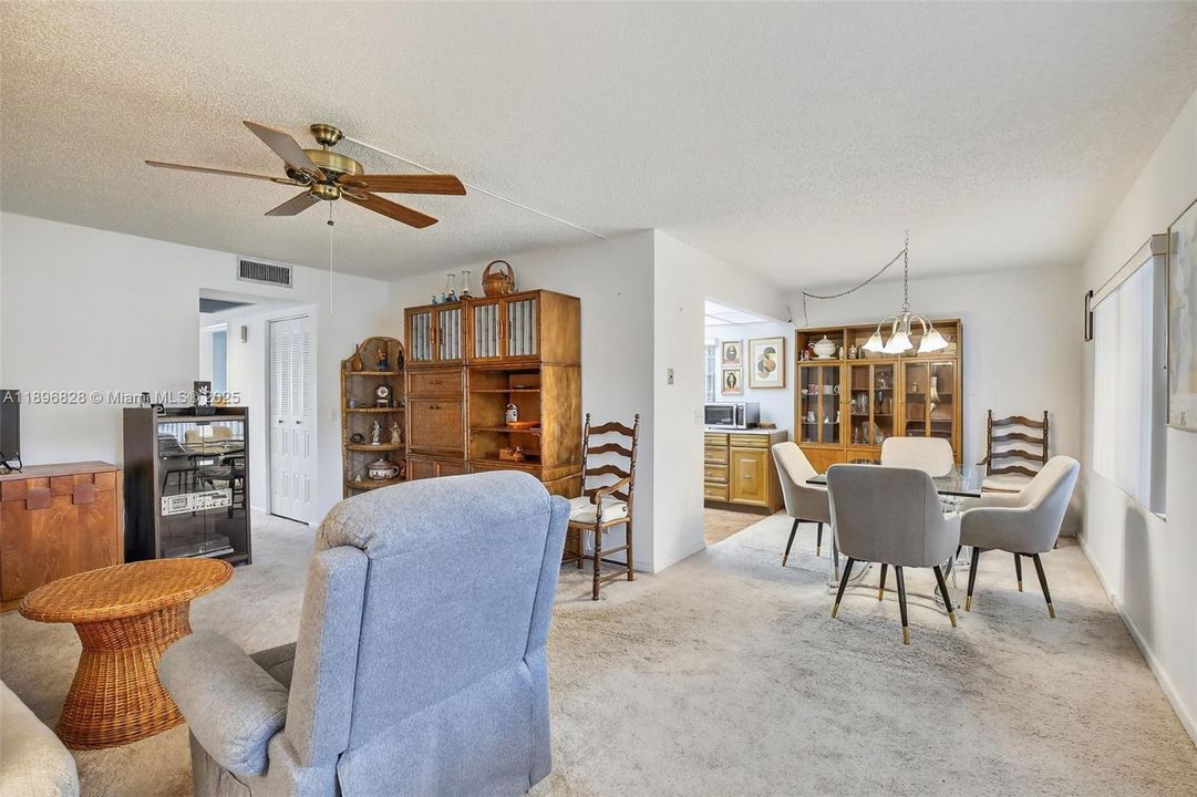 Vendido Recientemente: $179,900 (2 camas, 2 baños, 1166 Pies cuadrados)