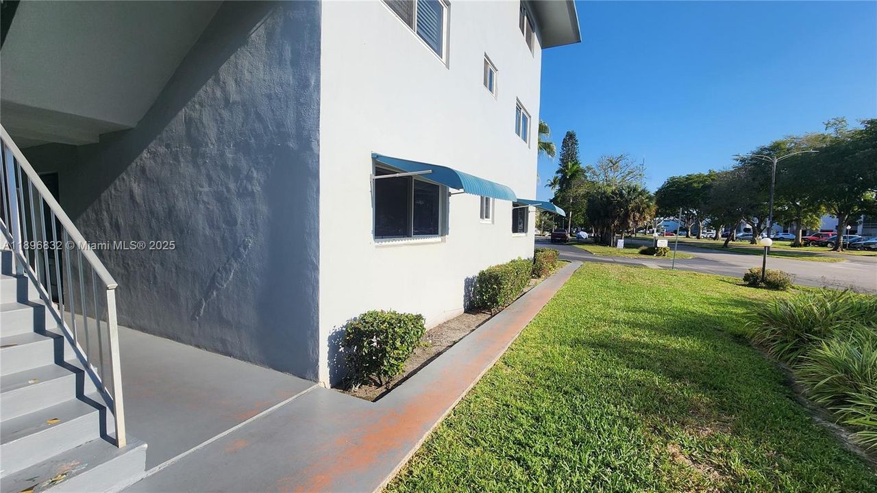 For Sale: $220,000 (2 beds, 2 baths, 899 Square Feet)