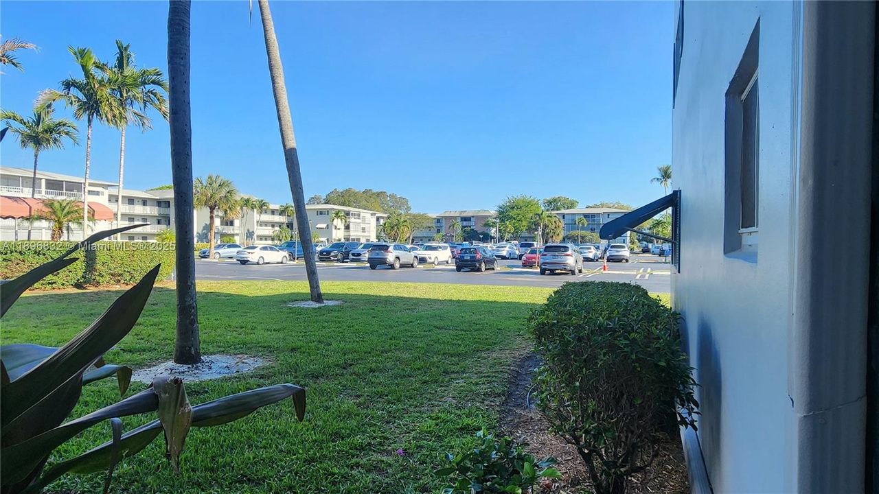 For Sale: $220,000 (2 beds, 2 baths, 899 Square Feet)