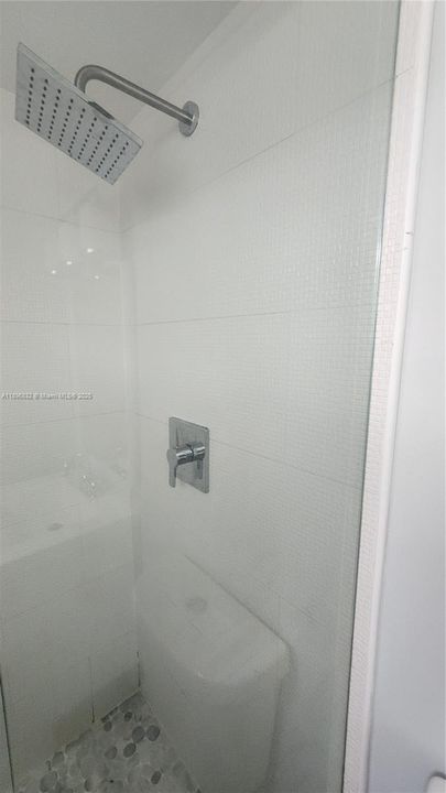 For Sale: $220,000 (2 beds, 2 baths, 899 Square Feet)