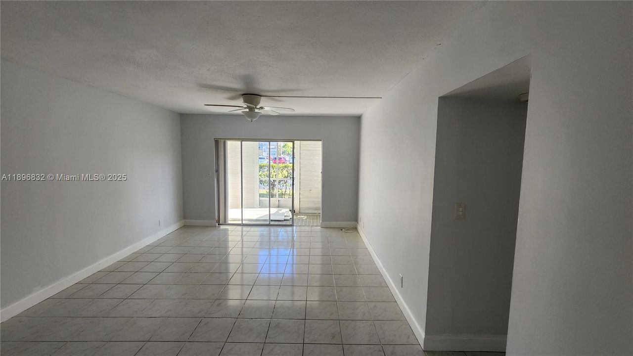 For Sale: $220,000 (2 beds, 2 baths, 899 Square Feet)