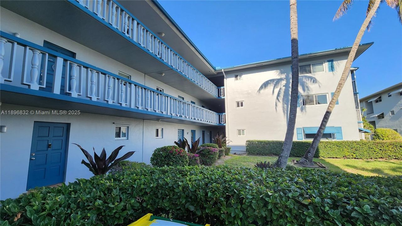 For Sale: $220,000 (2 beds, 2 baths, 899 Square Feet)