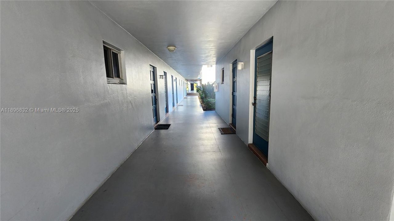 For Sale: $220,000 (2 beds, 2 baths, 899 Square Feet)