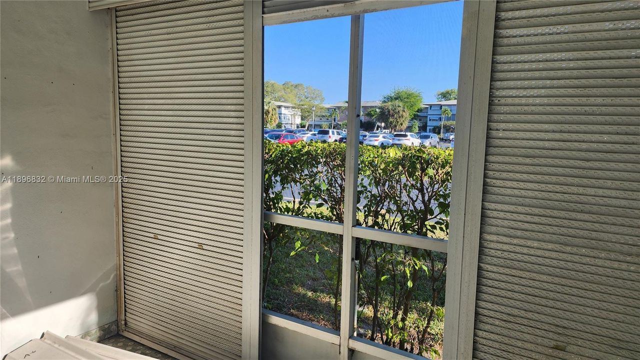 For Sale: $220,000 (2 beds, 2 baths, 899 Square Feet)