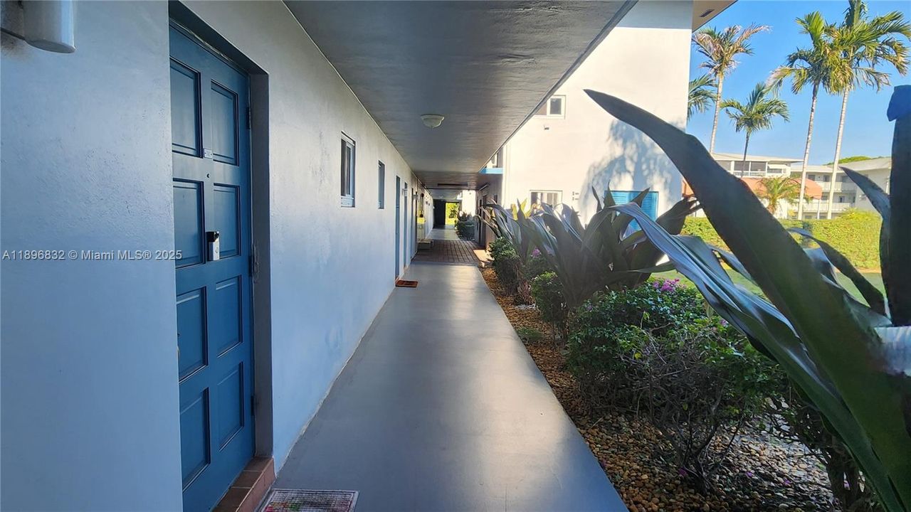 For Sale: $220,000 (2 beds, 2 baths, 899 Square Feet)