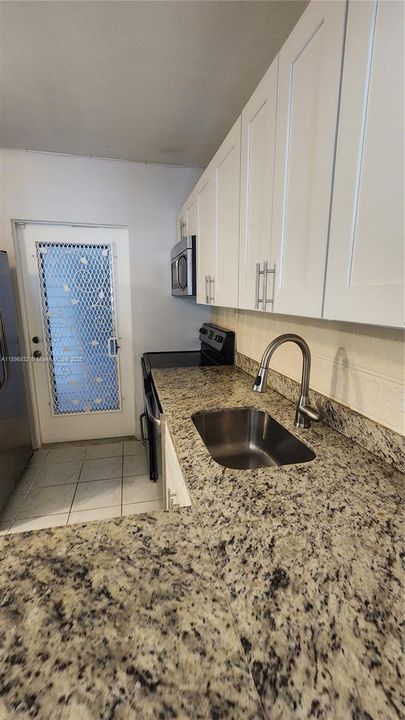 For Sale: $220,000 (2 beds, 2 baths, 899 Square Feet)