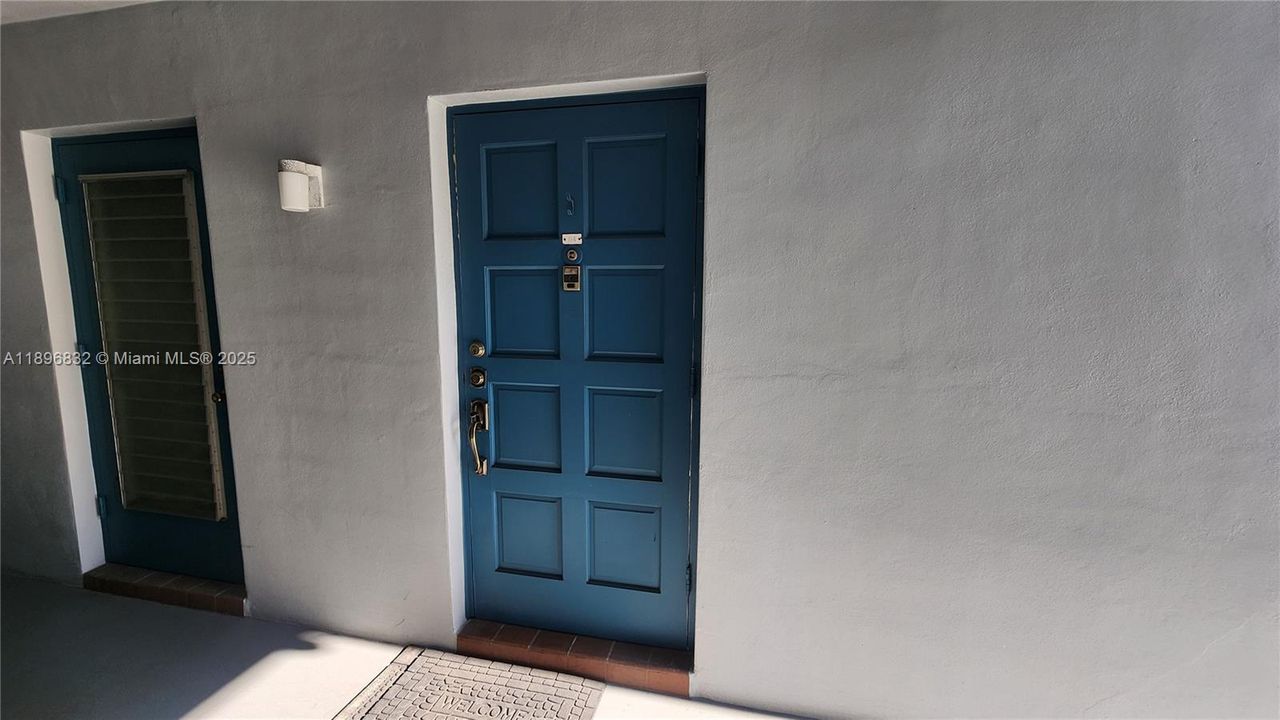 For Sale: $220,000 (2 beds, 2 baths, 899 Square Feet)