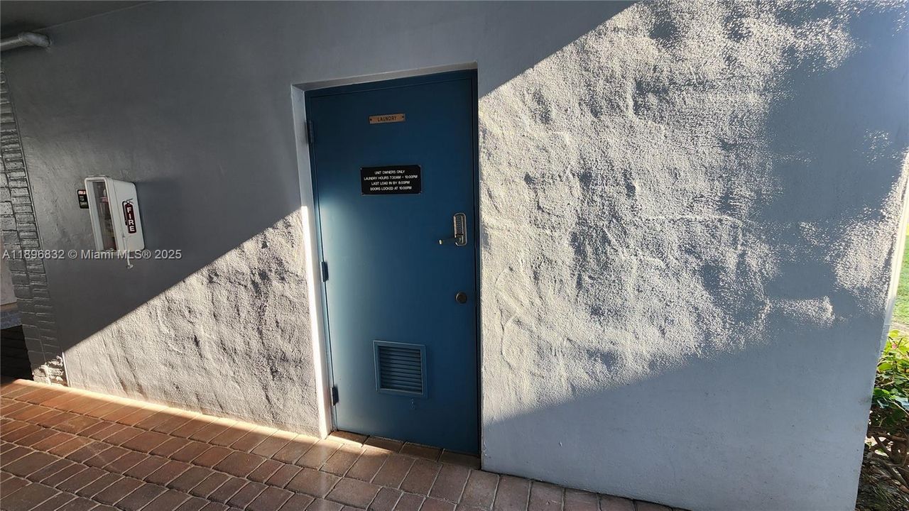 For Sale: $220,000 (2 beds, 2 baths, 899 Square Feet)