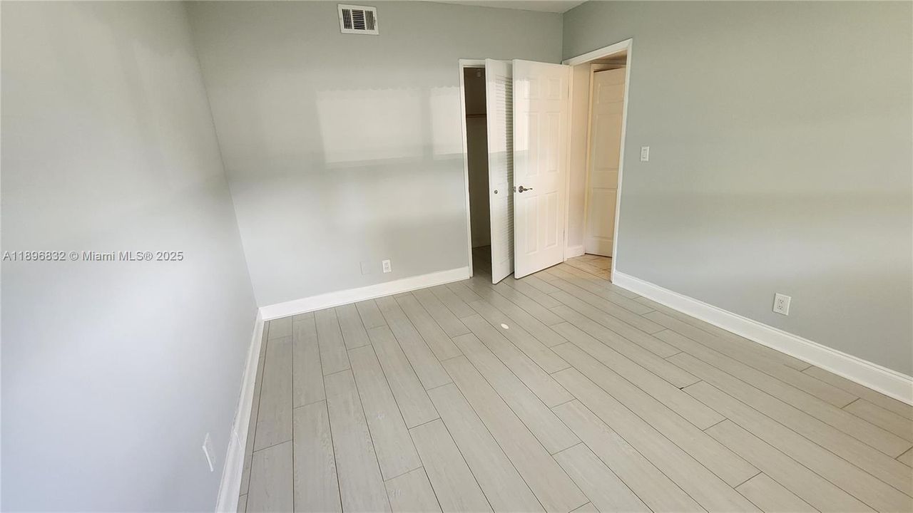 For Sale: $220,000 (2 beds, 2 baths, 899 Square Feet)