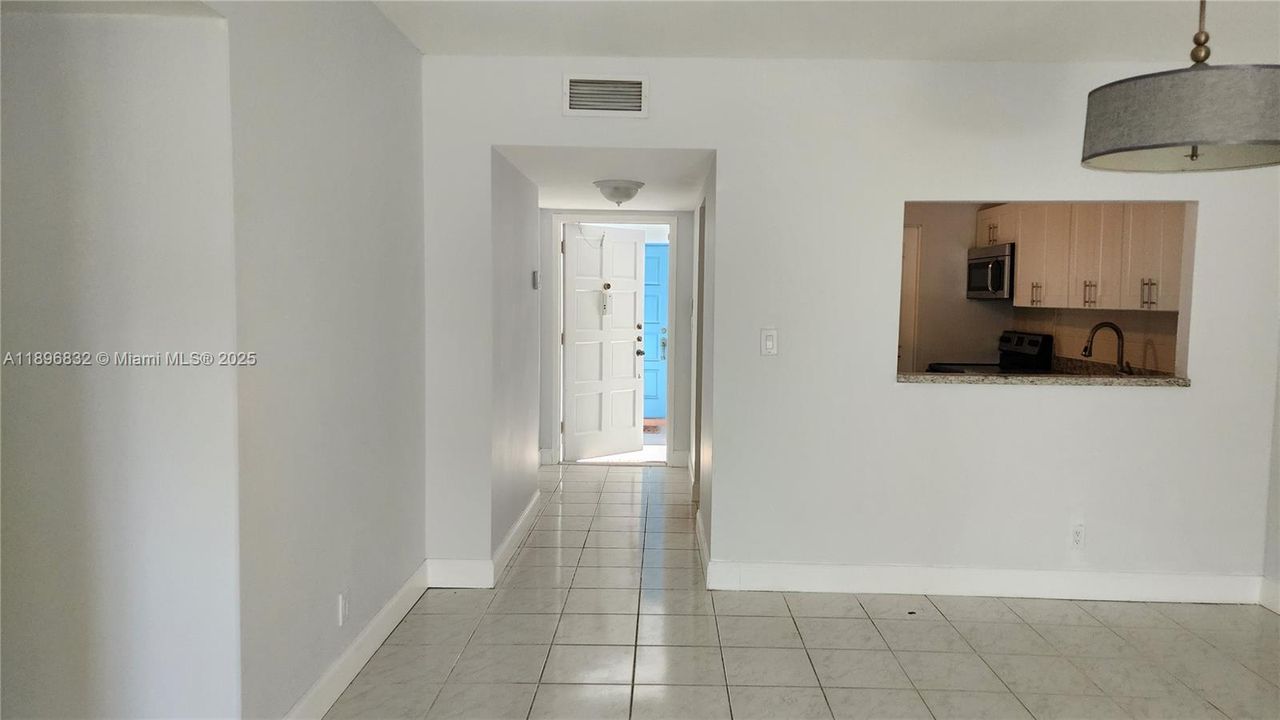 For Sale: $220,000 (2 beds, 2 baths, 899 Square Feet)