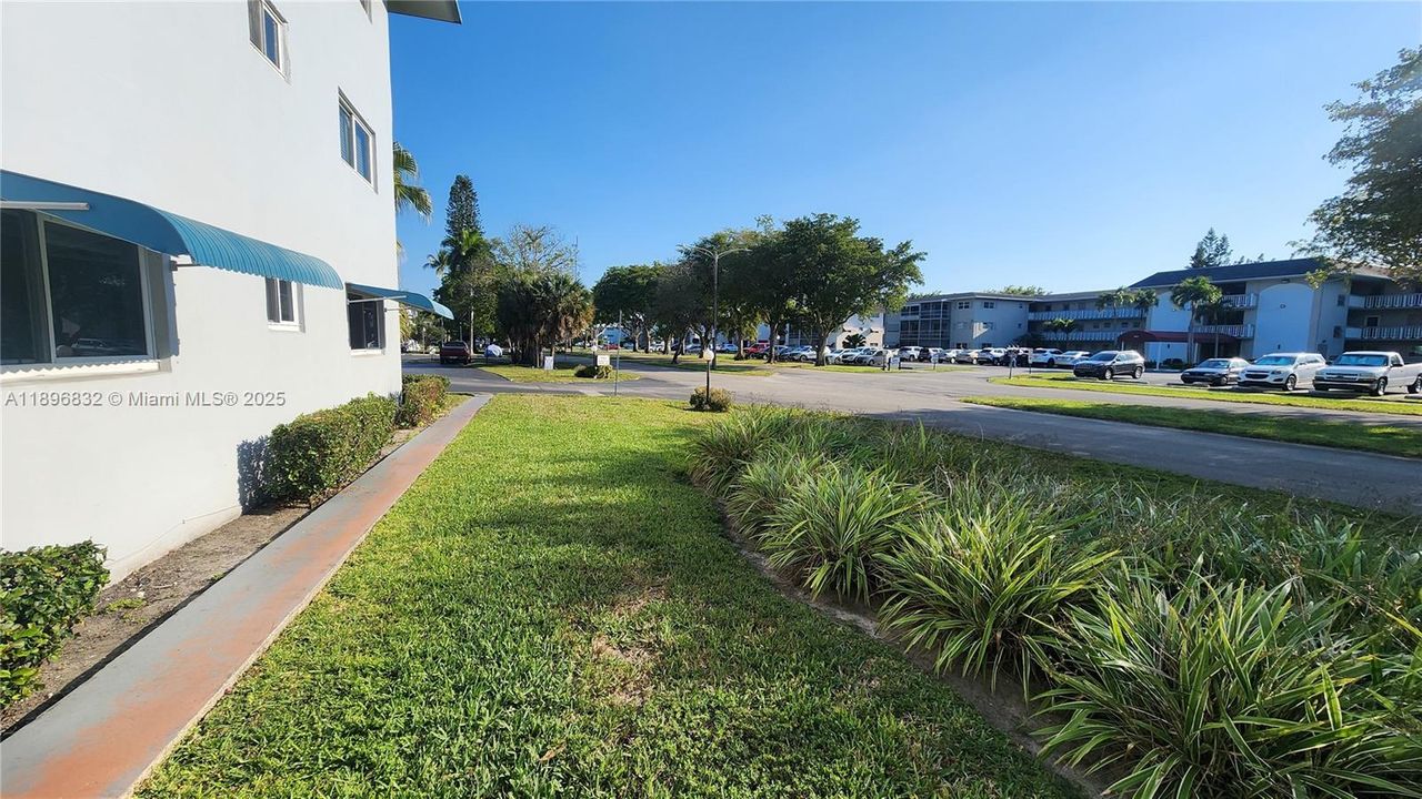 For Sale: $220,000 (2 beds, 2 baths, 899 Square Feet)