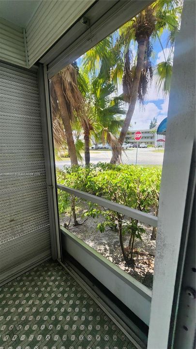 For Sale: $220,000 (2 beds, 2 baths, 899 Square Feet)