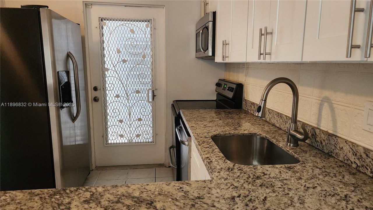 For Sale: $220,000 (2 beds, 2 baths, 899 Square Feet)