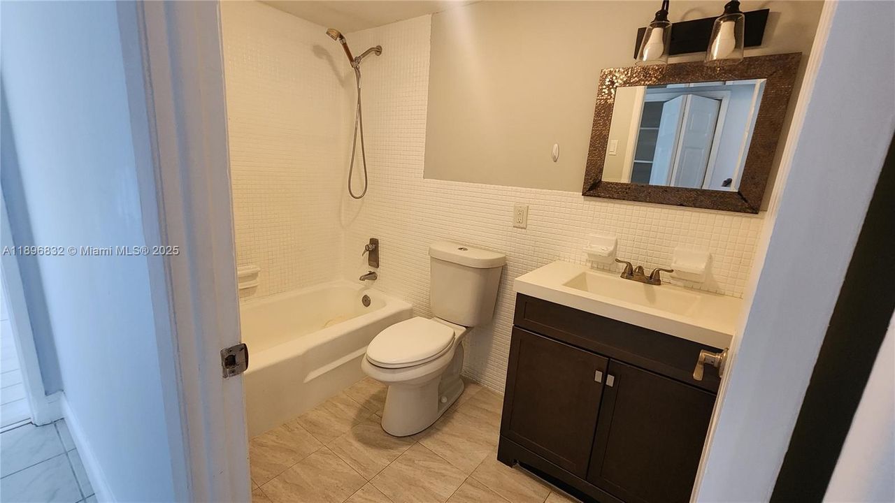 For Sale: $220,000 (2 beds, 2 baths, 899 Square Feet)