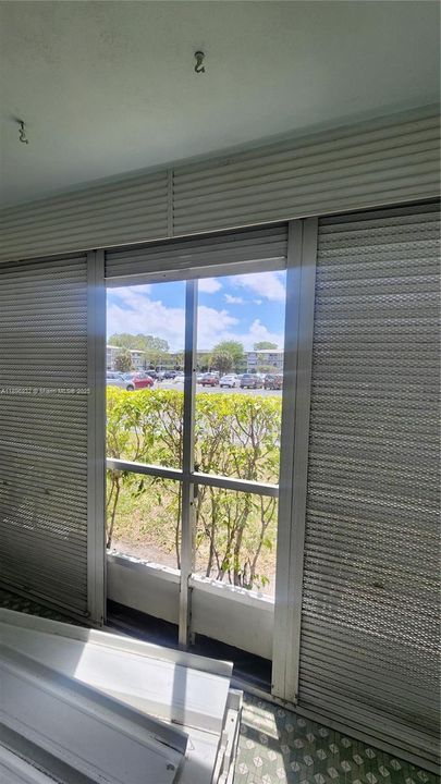 For Sale: $220,000 (2 beds, 2 baths, 899 Square Feet)