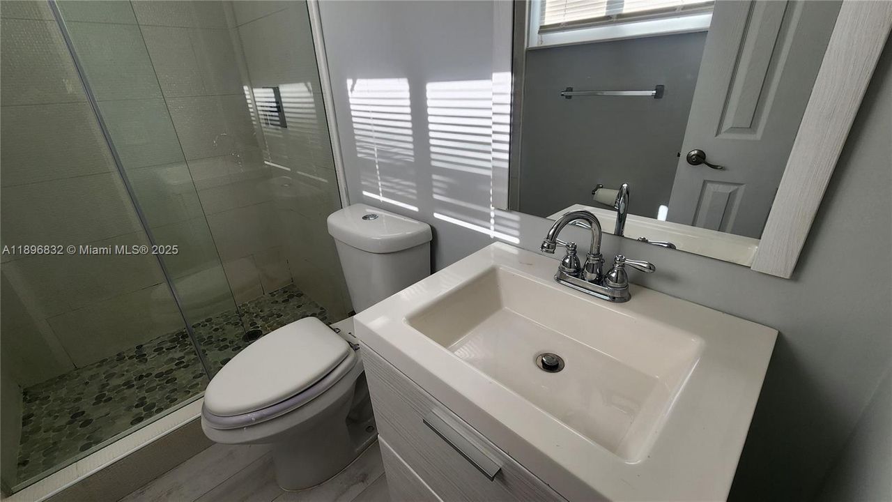 For Sale: $220,000 (2 beds, 2 baths, 899 Square Feet)