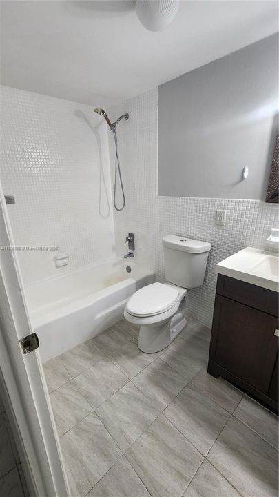 For Sale: $220,000 (2 beds, 2 baths, 899 Square Feet)