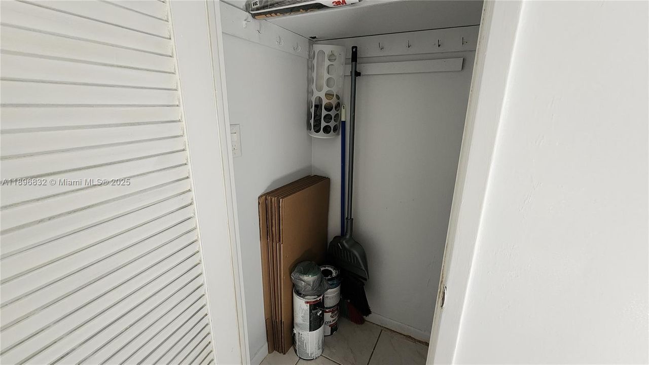 For Sale: $220,000 (2 beds, 2 baths, 899 Square Feet)