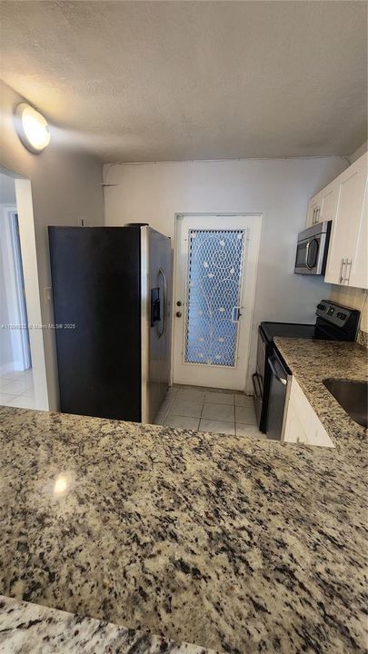 For Sale: $220,000 (2 beds, 2 baths, 899 Square Feet)