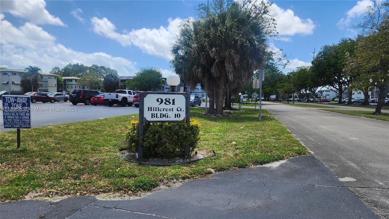 For Sale: $220,000 (2 beds, 2 baths, 899 Square Feet)