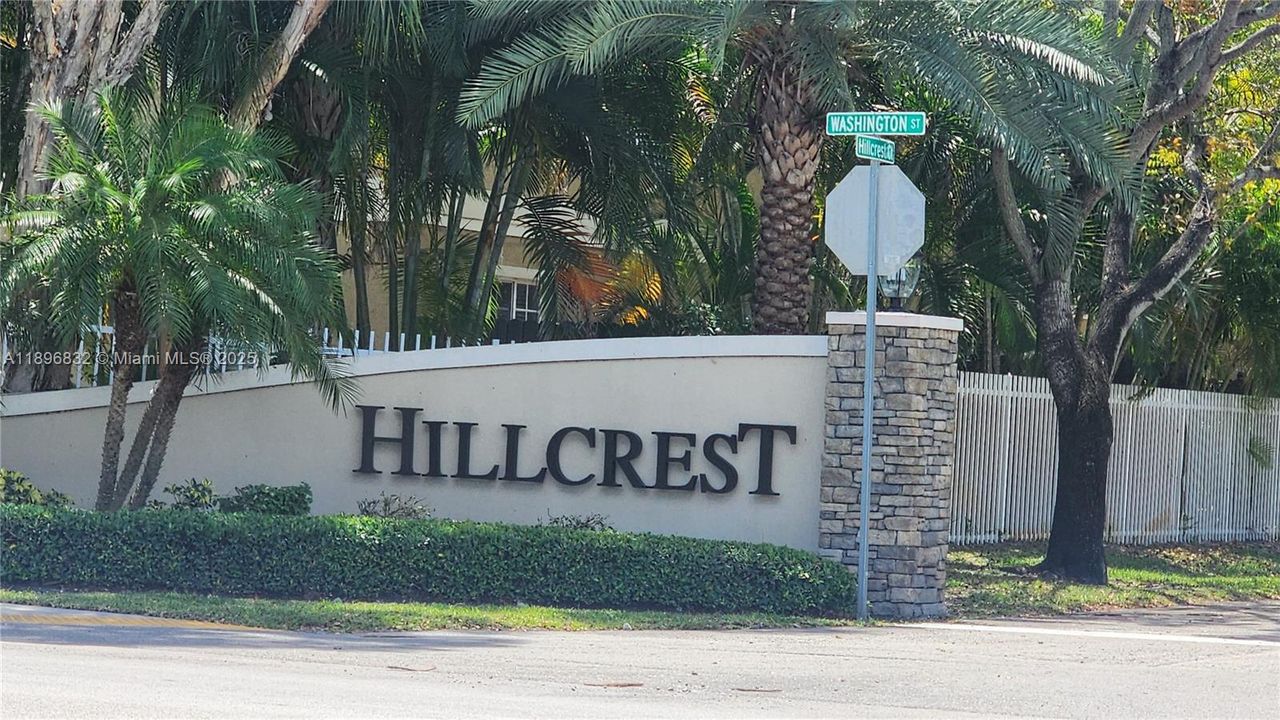 For Sale: $220,000 (2 beds, 2 baths, 899 Square Feet)