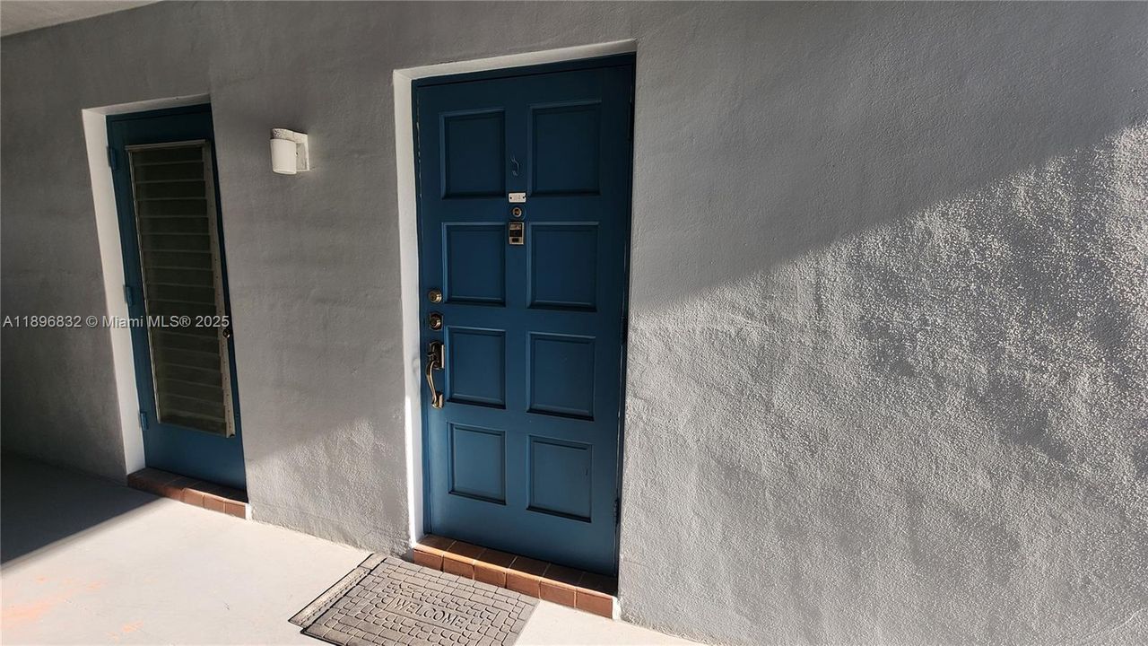 For Sale: $220,000 (2 beds, 2 baths, 899 Square Feet)