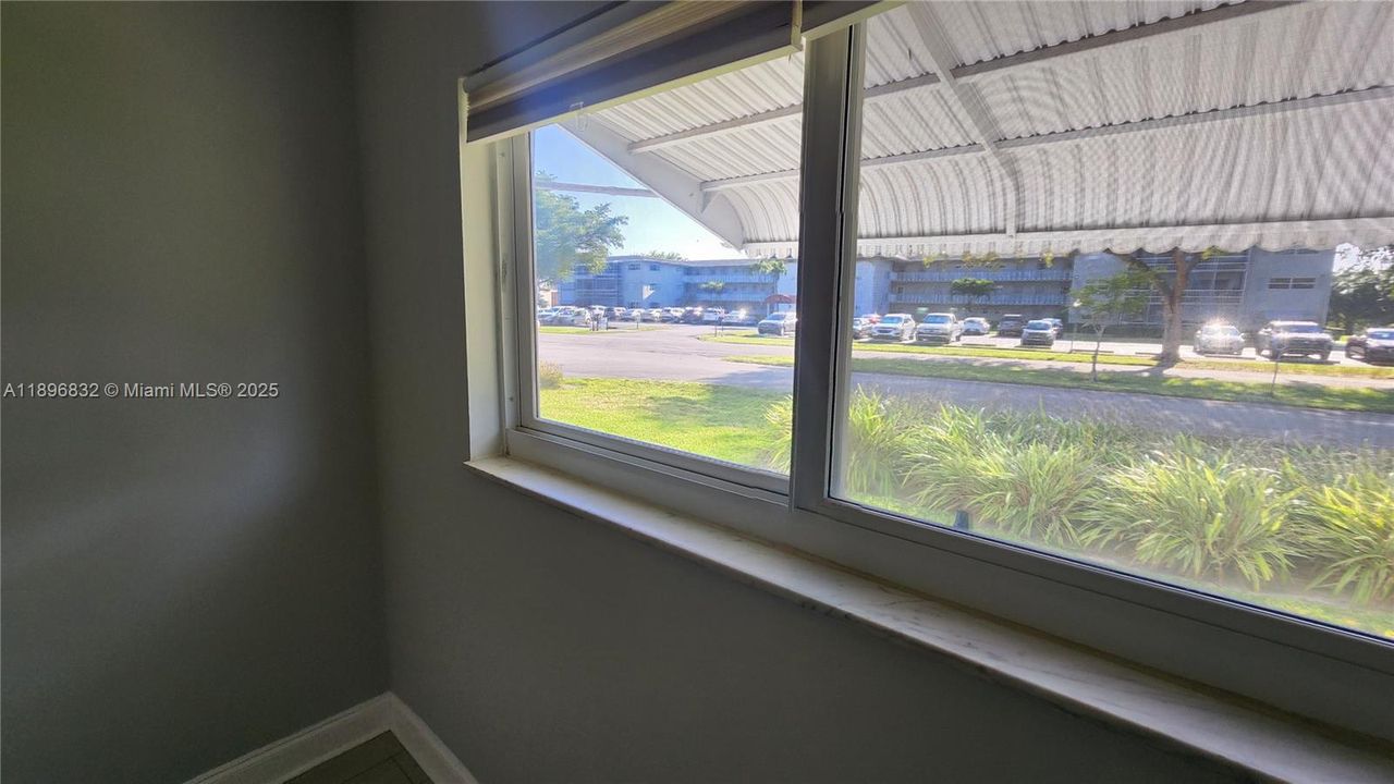 For Sale: $220,000 (2 beds, 2 baths, 899 Square Feet)