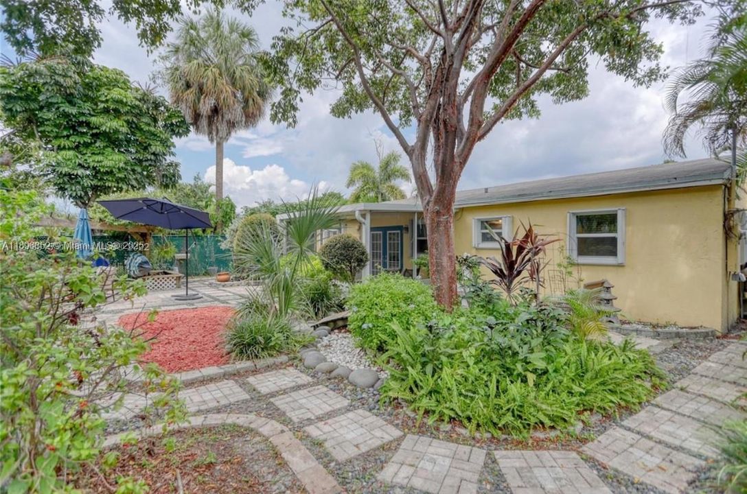 For Sale: $379,999 (3 beds, 1 baths, 990 Square Feet)