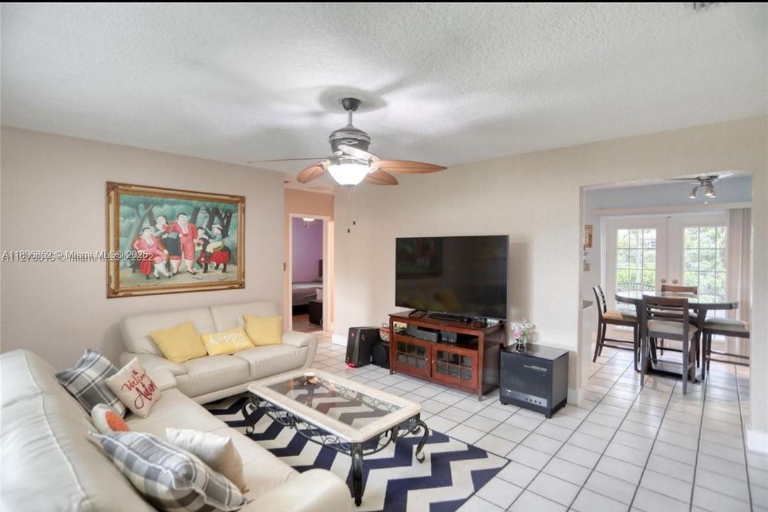 For Sale: $379,999 (3 beds, 1 baths, 990 Square Feet)