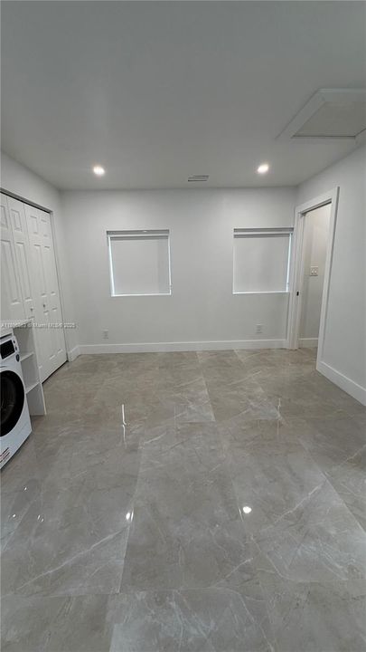 Active With Contract: $1,400 (0 beds, 1 baths, 320 Square Feet)