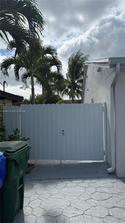 Active With Contract: $1,400 (0 beds, 1 baths, 320 Square Feet)