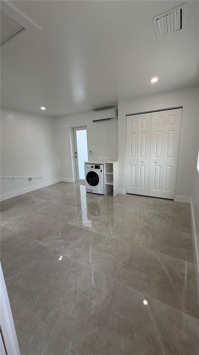 Active With Contract: $1,400 (0 beds, 1 baths, 320 Square Feet)