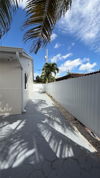 Active With Contract: $1,400 (0 beds, 1 baths, 320 Square Feet)